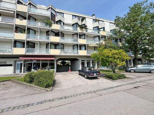 Ansicht des Mehrfamilienhauses mit TG-Einfahrt