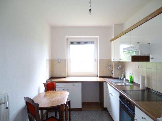 Küche mit Essplatz und Tageslicht