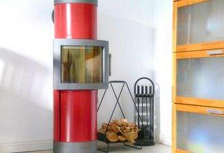 Kachel-Kaminofen im Wohnzimmer