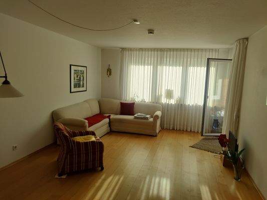 Wohnzimmer Blick zum Balkon.jpg