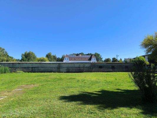 Östliche Grundstücksgrenze