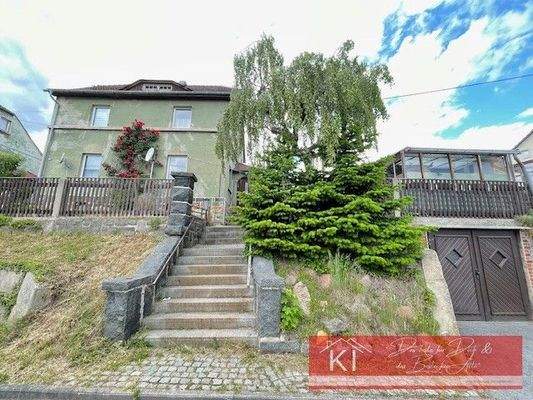 Zugang zum Haus über Granitstufen mit Säulen