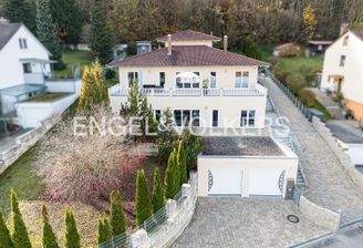 Aus der Vogelperspektive zeigt sich das gesamte Anwesen mit seiner großzügigen Grundstücksfläche und der harmonischen Einbettung in die Umgebung