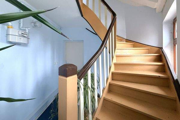 Hausflur mit Wohnungseingang und Treppe zum DG (2.OG)