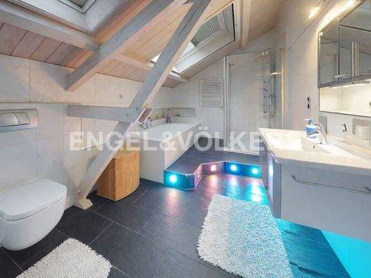 Helles Badezimmer im OG