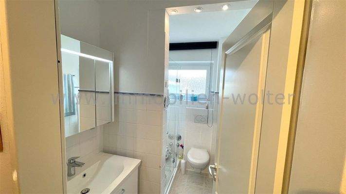 Bad mit Fenster und Dusche