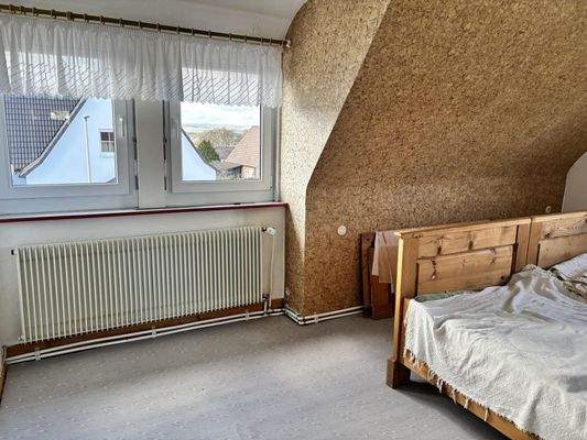 Schlafzimmer mit Gaubenfenster (DG)