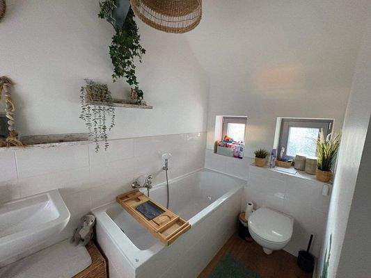 Badezimmer mit Wanne oben