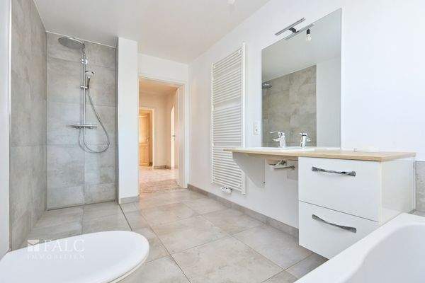 EG Dusch- und Wannenbad mit Fenster