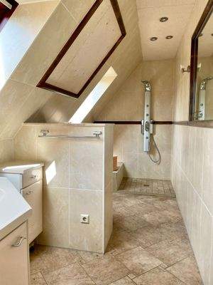 Bad im Dachgeschoss