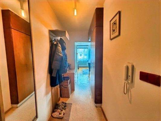 Geräumige Diele mit Einbauschrank