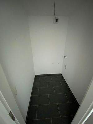 Abstellraum mit weißen Wänden und Waschmaschinenanschluss.JPG