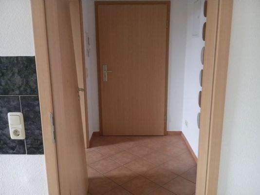 Wohnungseingang mit gefliestem Flur 2.OG