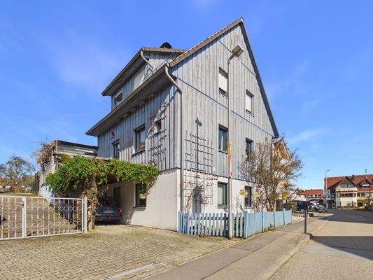 Hausansicht mit Carport