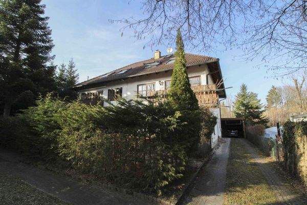 Außenansicht mit Einfahrt