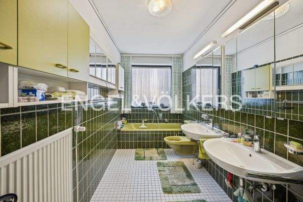 EV - Bad mit Badewanne