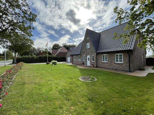 Vorgarten und seitliche Ansicht