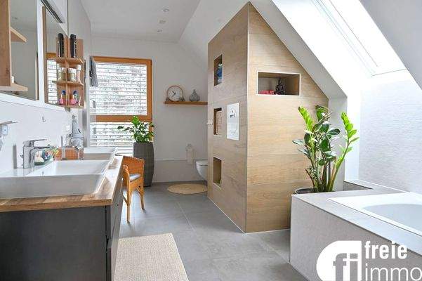 Bad mit Wanne und Dusche