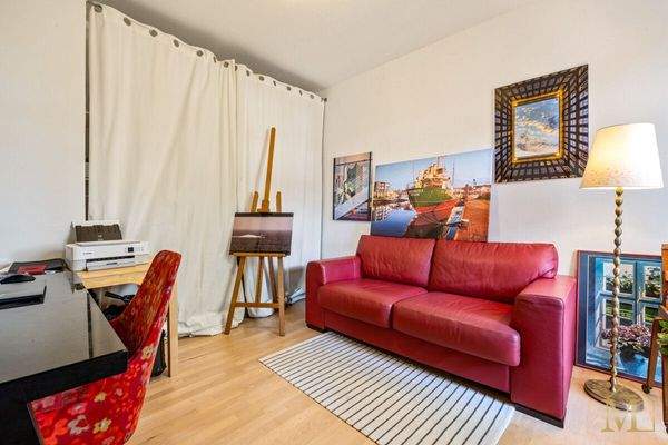 Arbeitszimmer mit Balkonzugang