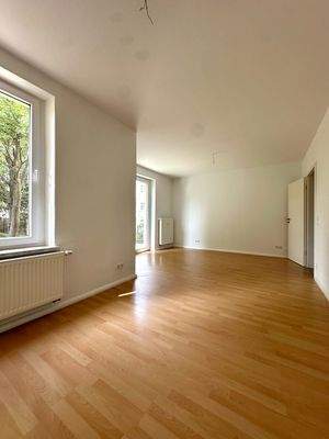 Blick von Küche in Wohnbereich