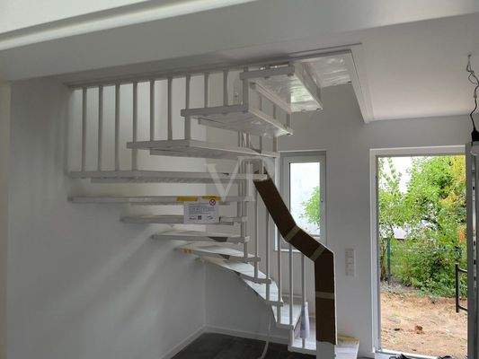 Eingangsbereich mit offenem Treppenhaus