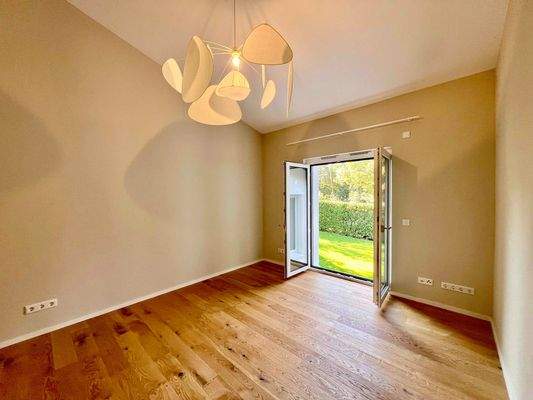 EG: Schlafzimmer mit Blick in den schönen Garten