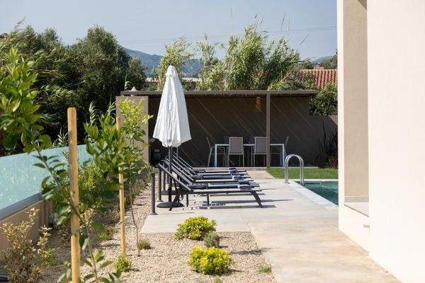 Kreta, Tavronitis: Zeitgenössisch eingerichtete Villa mit Pool zu verkaufen