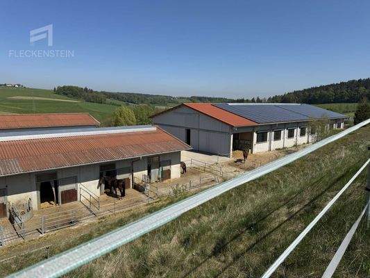 neuer Stall mit Halle