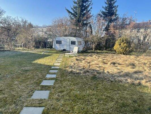 ..mit großem Garten