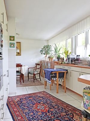 Große helle Küche