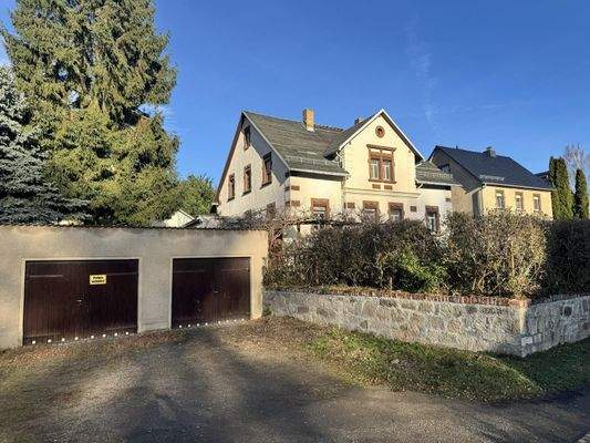 Ansicht Wohnhaus + Garagen