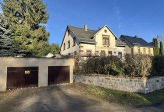 Ansicht Wohnhaus + Garagen