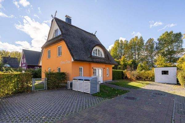 Hausansicht mit 3 Stellplätzen und Abstellhaus