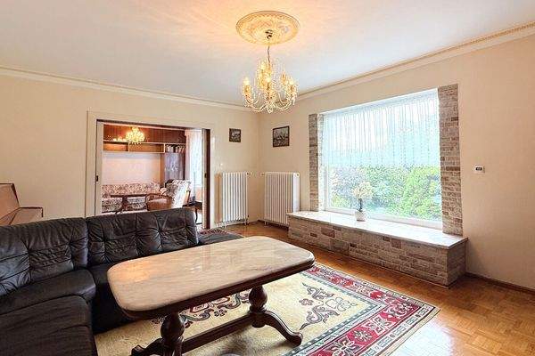 gemütliches Wohnzimmer mit Parkettboden