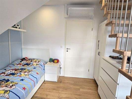 Kinderzimmer mit Treppe in das