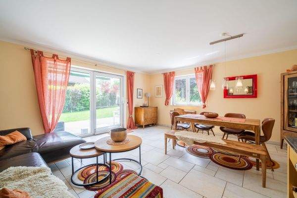 Wohn- und Essbereich mit einem idyllischen Blick in den Garten