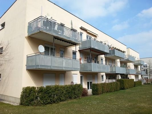 Gartenseite mit Balkon