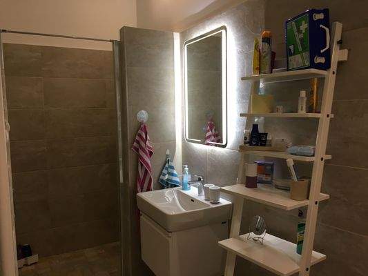 Badezimmer mit Dusche und WC extra