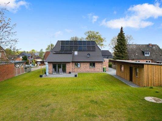 Luftansicht Rückseite mit Solaranlage