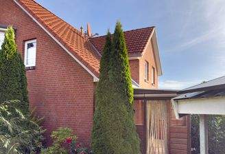 Seitliche Gartenansicht 