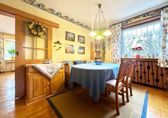 Gemütliches Esszimmer mit Zugang zum Wohnzimmer