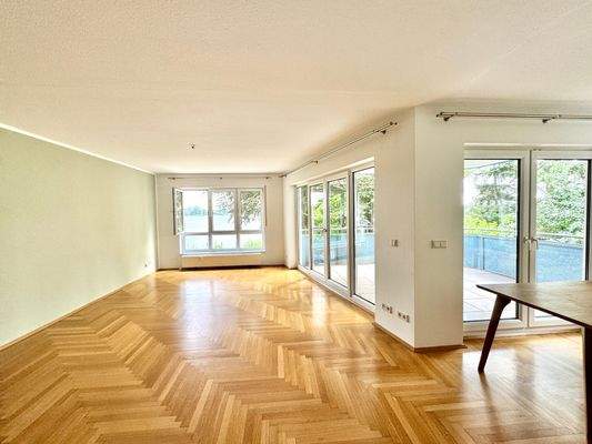 Wohn- Esszimmer mit Seeblick