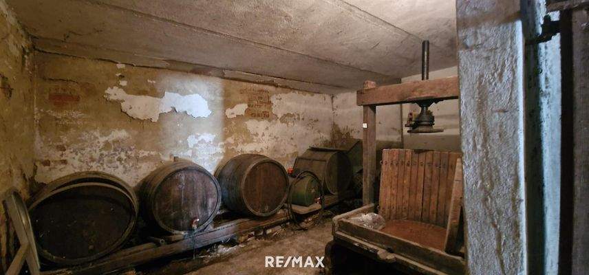 Weinkeller mit Presse