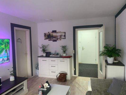 Wohnzimmer mit Blick in Küche und Flur