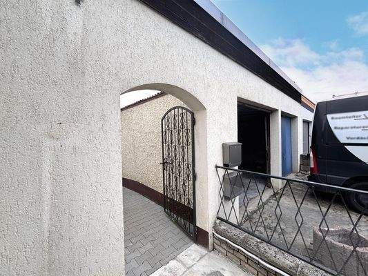 Doppelgarage und Eingang zum Garten