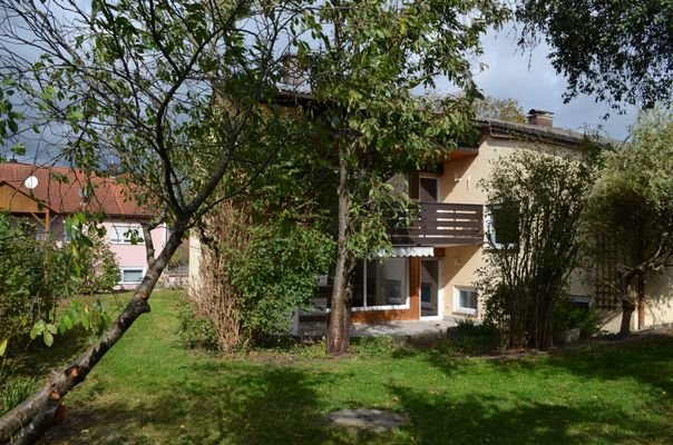 gemütlicher Garten mit Terrasse und Balkon