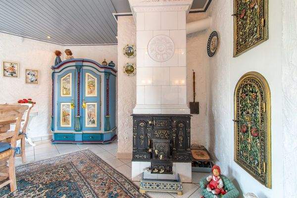 eindrucksvoller Kachelofen