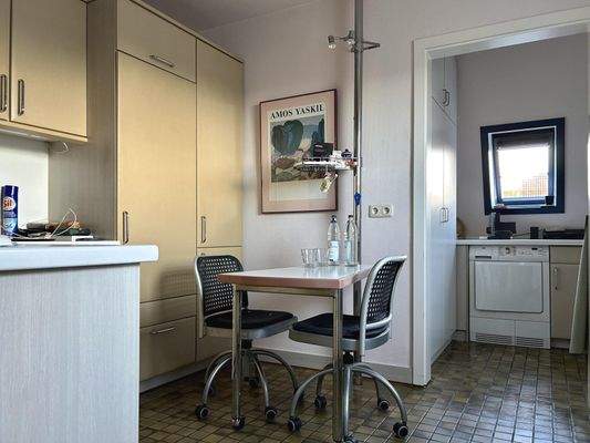 Küche mit Blick in die Speisekammer