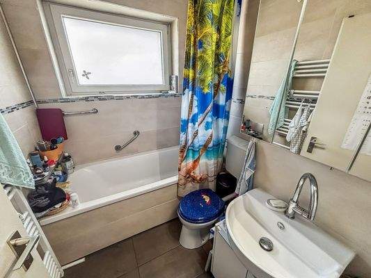 Wannenbad mit Fenster