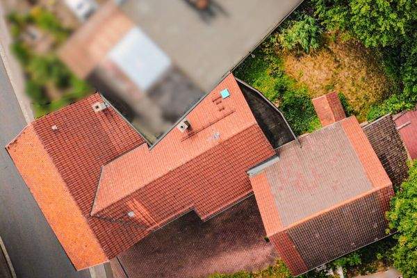 Das großzüge Anwesen aus der Vogelperspektive -bee